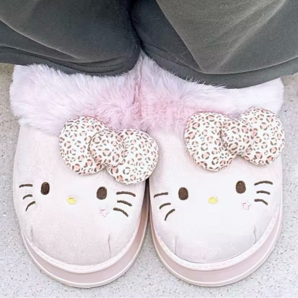 Hello Kitty Pink and White Cozy Slippers 7-8.5 MEDIUM